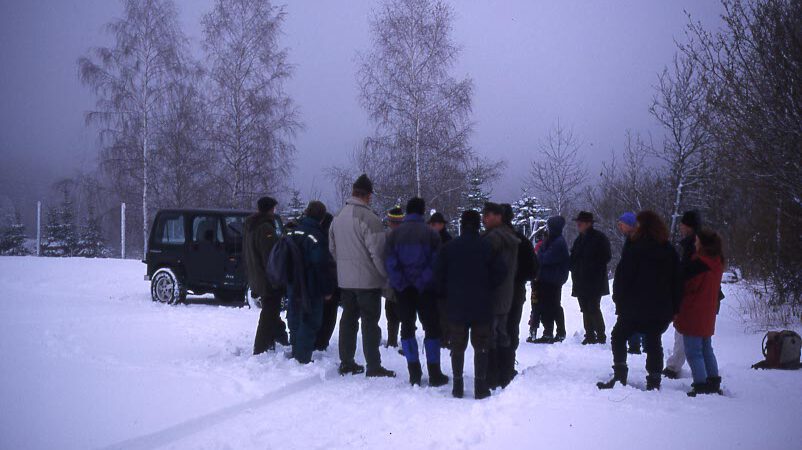 Eine Personengruppe diskutiert zum Thema Luchs im Winter.